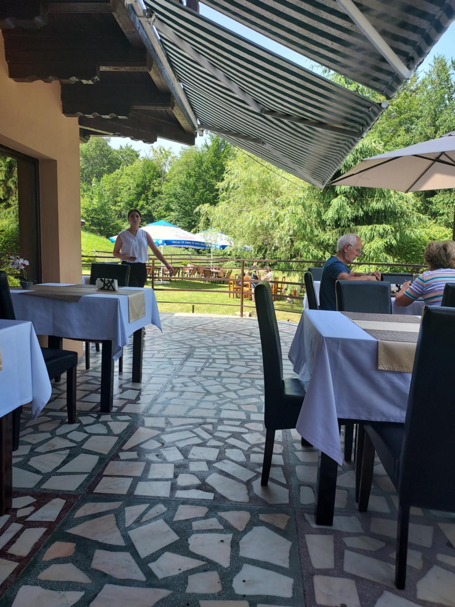 Pensiunea La Taverna Trăisteni Esterno foto