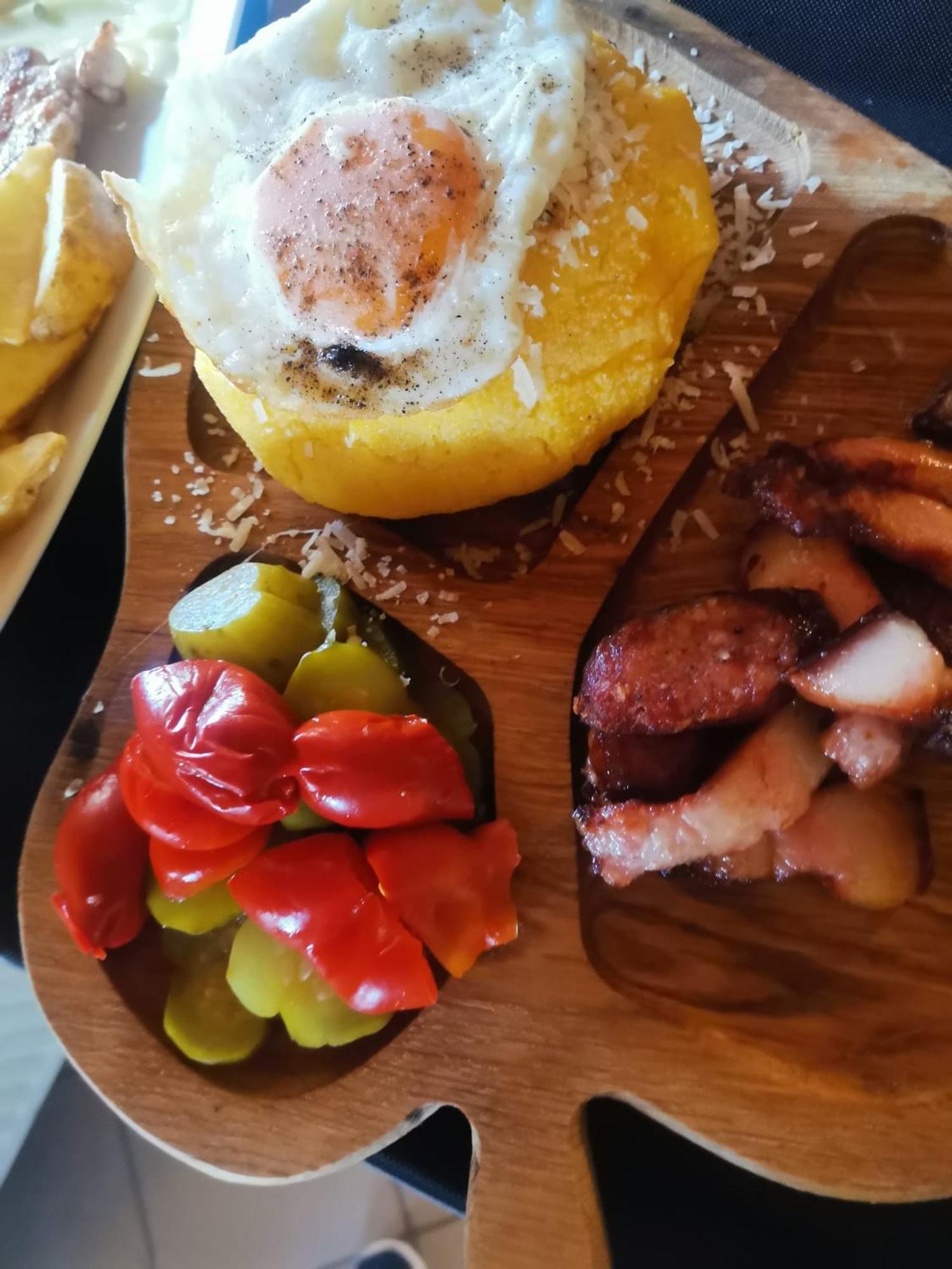 Pensiunea La Taverna Trăisteni Esterno foto